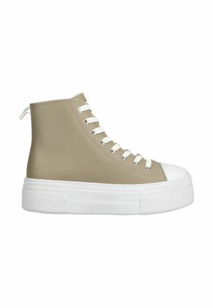 Sneaker alte beige con materiale liscio, punta in gomma bianca, lacci bianchi e suola bianca texturizzata. Marchio sulla suola.