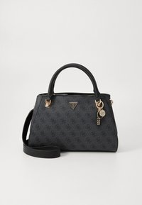 Sort Guess håndtaske med mønstret logodesign, to håndtag, aftagelig skulderrem og guldfarvede metal logo charms, der hænger på siden.