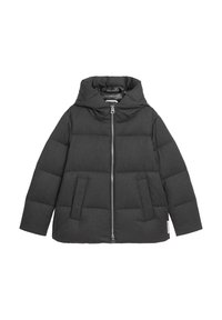 Ocieplana kurtka w ciemnoszarym kolorze, z kapturem, zamkiem błyskawicznym z przodu oraz dwoma przednimi kieszeniami. Gładka podszewka i minimalistyczny design.