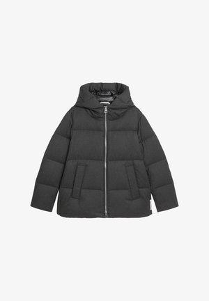 Veste matelassée en tissu gris foncé, avec une capuche, une fermeture éclair à l'avant et deux poches avant. Doublure intérieure lisse et design minimaliste.