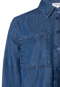 Denim overhemd in donkerblauw, met een button-down kraag, een borstzak en blauwe knopen. Glad textuur met zichtbare stikseldetails.