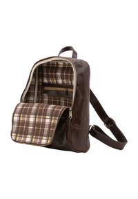 Zaino in pelle marrone con interno a flanella a scacchi. Dispone di una tasca con zip e di una chiusura a patta per un accesso sicuro.