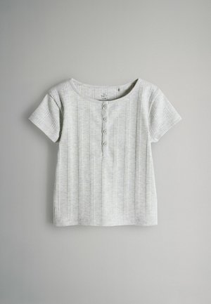 Světle šedé tričko s krátkými rukávy, kulatým výstřihem a lištou se pěti knoflíky, s žebrovanou strukturou a jemným proužkovým vzorem.