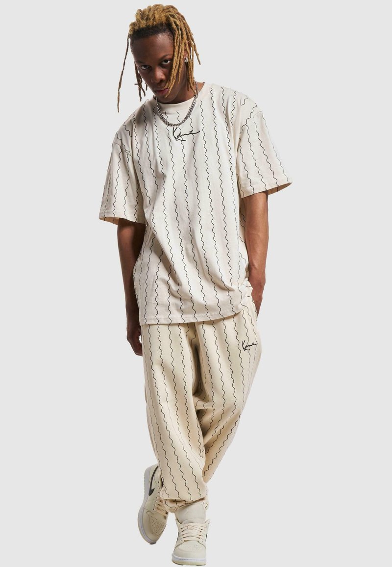Camiseta Karl Kani Small Signature Pinstripe - Karl Kani - Top Marcas