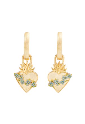 Zlaté náušnice kruhy so zavesenými príveskami v podobe horiaceho srdca, zdobené malými modrými kvetmi uprostred sŕdc.