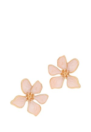 Paar goudgerande oorbellen in de vorm van vijfbladige bloemen met zachte roze doorschijnende bloemblaadjes en gedetailleerde gouden centra op witte achtergrond.