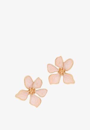 Paar goudgerande oorbellen in de vorm van vijfbladige bloemen met zachte roze doorschijnende bloemblaadjes en gedetailleerde gouden centra op witte achtergrond.