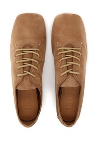 Suede čevlji v svetlo rjavi barvi s kvadratnim nosom, ki imajo svetlo rjave vezalke, minimalističen dizajn in subtilne šive.