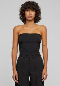 Svart off-shoulder topp, tettsittende design, elastisk stoff, glatt tekstur, kombinert med høyt liv bukser i svart med frontfolder.