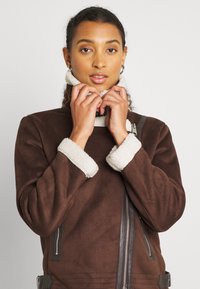 ONLY ONLDIANA BONDED AVIATOR JACKET  - Casaco de pele sintética - black coffee/white