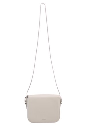 Petit sac bandoulière rectangulaire en cuir beige avec une longue sangle fine et une fermeture à rabat.