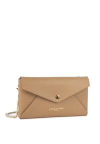 Clutch in pelle marrone chiaro a busta con chiusura a scatto, ferramenta color oro e tracolla a catena. Presenta una texture sottile e logo del brand impresso.