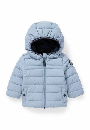 Veste matelassée bleu clair pour tout-petit avec capuche, fermeture éclair devant, deux poches à boutons-pression et écusson rond avec logo sur la manche gauche.