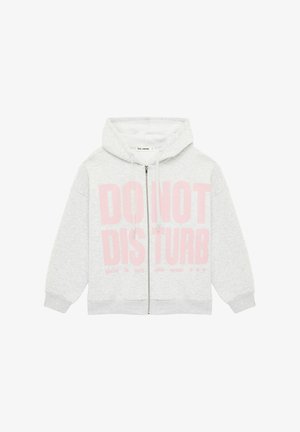 Lichtgrijze hoodie met ritssluiting, capuchon en koordjes, met grote roze tekst "NIET STOREN" op de voorkant.