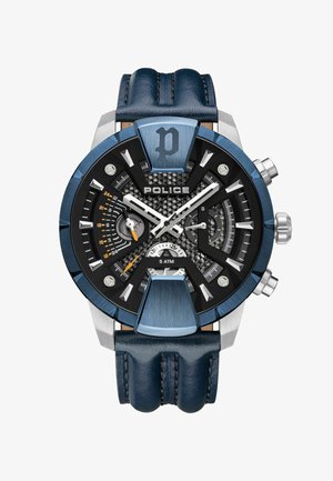 Eine Polizeiuhr mit einem runden schwarzen Zifferblatt, silbernen und orangefarbenen Akzenten, einem Gehäuse aus Edelstahl, einem blauen Lederarmband und strukturierten Details.