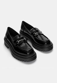 PULL&BEAR WITH DETAIL - Loaferit/pistokkaat - black