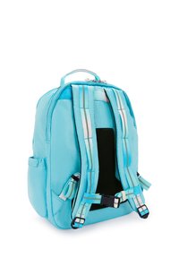Ljusblå syntetisk ryggsäck med vadderade remmar, sidofickor, dragkedjestängning och vertikala randiga detaljer på remmarna.