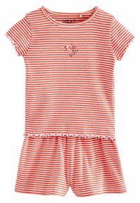 Rød og hvidstribet kortærmet top med bølgede kanter og et blomstermotiv, der er knyttet til matchende shorts med rynket kant.