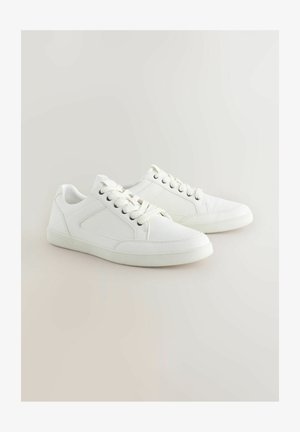 Fehér sneaker, sima bőrből készült, lapos gumitalppal, kerek orral és fűzős kialakítással, beépített fűzőlyukakkal és hálós díszítéssel.