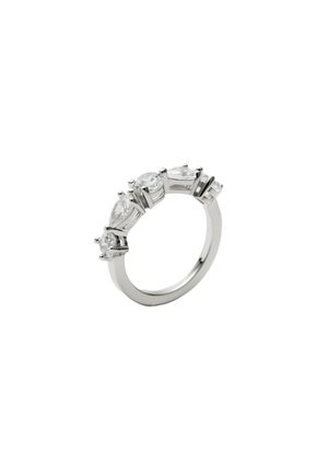 Sølvring med fem klare ædelstene i forskellige former, jævnt fordelt rundt om ringen på en hvid baggrund.