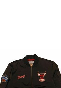 Schwarze Bomberjacke mit gesticktem roten und weißen Chicago Bulls-Logo und Aufnähern. Mit geripptem Kragen und strukturiertem Stoff.