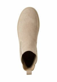 Botte de cheville en daim beige avec un bout rond et des panneaux élastiques sur les côtés. Présente une languette à l'arrière et une semelle plate en caoutchouc.