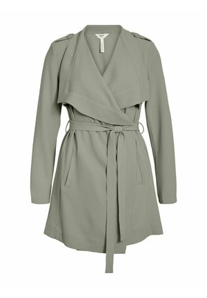 Gabardina verde claro hasta la rodilla con cuello de solapa ancha, mangas largas, cinturón en la cintura y bolsillos laterales, mostrada de frente.