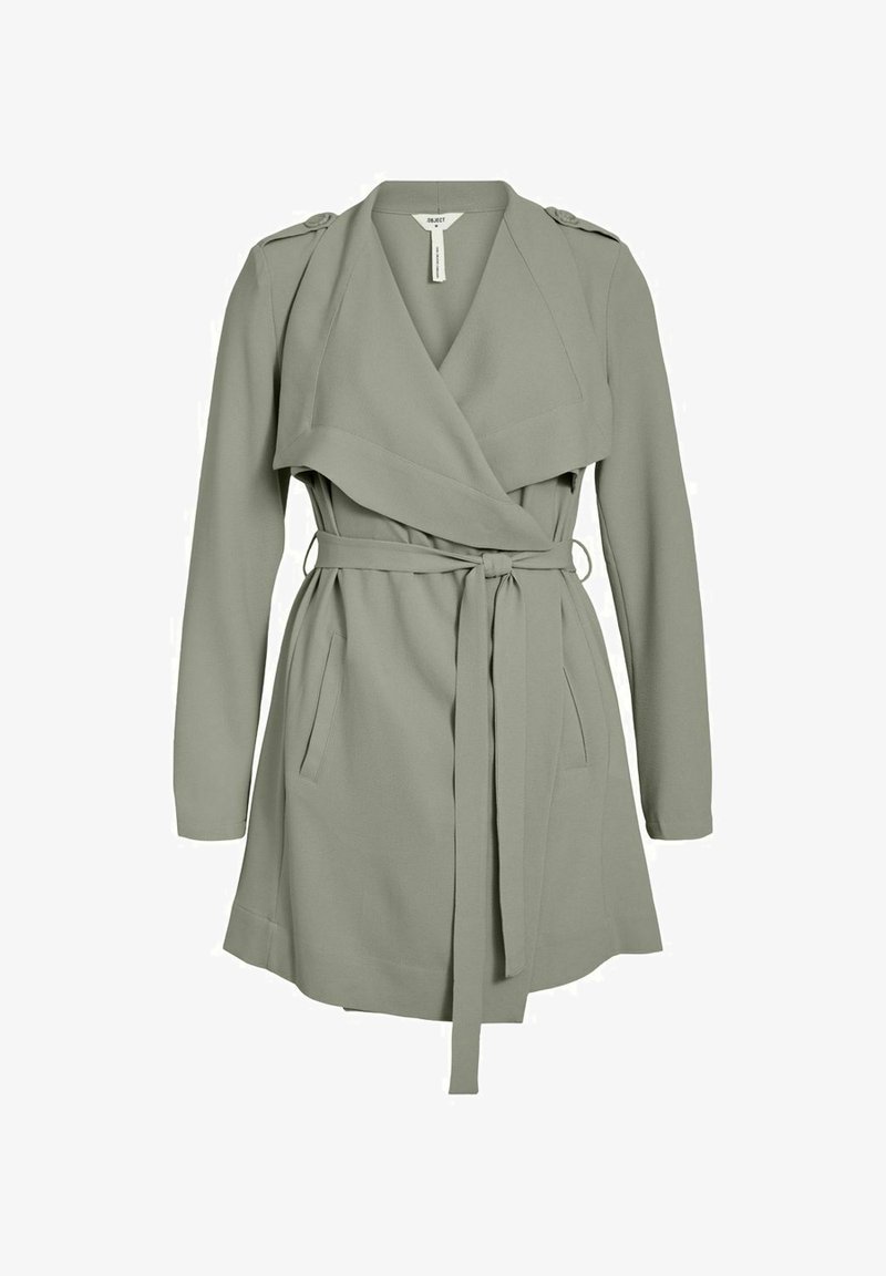 Trench-coat vert clair arrivant aux genoux, avec un large col à revers, des manches longues, une ceinture à la taille et des poches latérales, présenté de face.