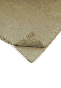 Rechteckiger beiger Teppich, strukturierte Oberfläche, weicher Flor, gefaltete Ecke zeigt dicke Bordüre, minimales Muster, geeignet für verschiedene Einrichtungsstile.