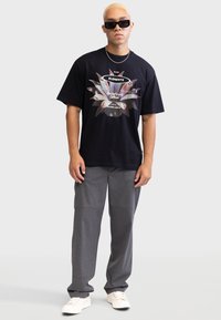 Redefined Rebel WILLIAM TEE BOXY FIT GOTS - Print T-shirt - black