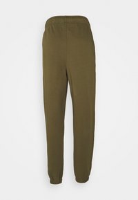 Oliwkowe dresy z elastycznym pasem, zwężanymi nogawkami i mankietami. Wykonane z miękkiego materiału stretch, charakteryzującego się gładką teksturą.