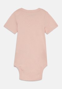 Rosa bomullsbody för baby med korta ärmar, mjuk textur och tryckknappar i botten för enkelt påklädande. Minimalistisk design.