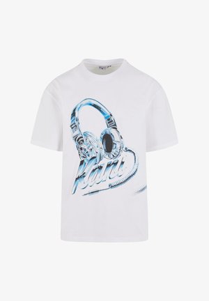 Bijela majica s grafikom plavih slušalica i spiralnim kablom, s natpisom "Kani" u istaknutom, stiliziranom fontu.