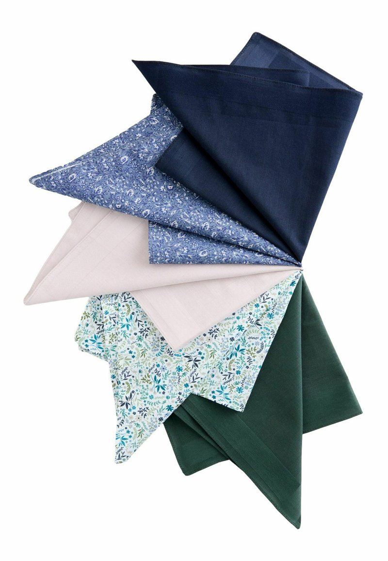 Seks foldede stofservietter arrangeret i en vifte, med ensfarvet marineblå, blåblomstrede, lyserøde, grønblomstrede og mørkegrønne farver.