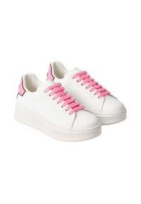 Sneakers bianchi con lacci rosa e accenti rosa sul tallone, caratterizzati da una texture in pelle liscia e una robusta suola in gomma bianca.