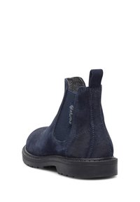 Stivaletti Chelsea in suede blu navy con pannelli elasticizzati laterali e linguetta, dotati di tacco texturizzato e suola in gomma per una migliore aderenza.