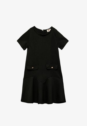 Vestido negro de manga corta con falda acampanada, que cuenta con dos bolsillos frontales con botones dorados y detalles de costura vertical. Textura de tejido suave.