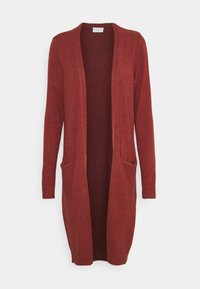 Lång cardigan med öppen front i rostfärg, tillverkad av ett mjukt stickat material. Har ribbade muddar och två framfickor.