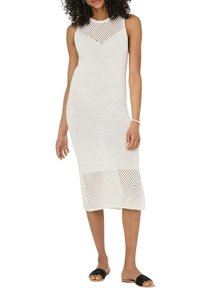 Vestido midi blanco de punto con diseño sin mangas, que presenta un patrón texturizado en el escote y un detalle de tejido abierto cerca del dobladillo.