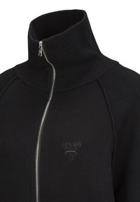 Schwarzer Zip-up-Pullover mit einem hohen, gerippten Kragen, einem Logo auf der Brust und einem metallischen Reißverschluss. Weiche Textur und figurbetontes Design.