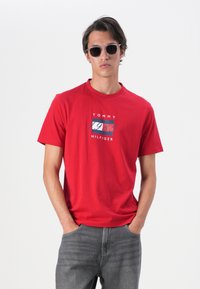 Tommy Hilfiger LINEAR FLAG GRAPHIC TEE UNISEX - T-shirts print - medium red