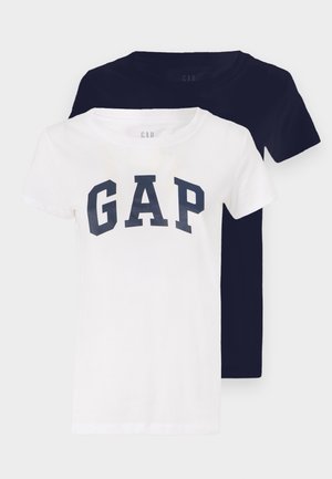 Due magliette, una bianca con il logo "GAP" blu navy, l'altra blu navy uniforme. Entrambe hanno maniche corte e un design a girocollo.