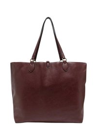 Borsa tote in pelle bordeaux con superficie testurizzata, due spallacci e chiusura superiore. Design semplice e rettangolare con angoli arrotondati.