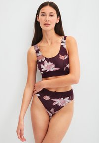 Bordeaux bikini-set met een bloemmotief in tinten roze en crème; bevat een top met ronde hals en hoogstaande onderkant. Glad textuur.