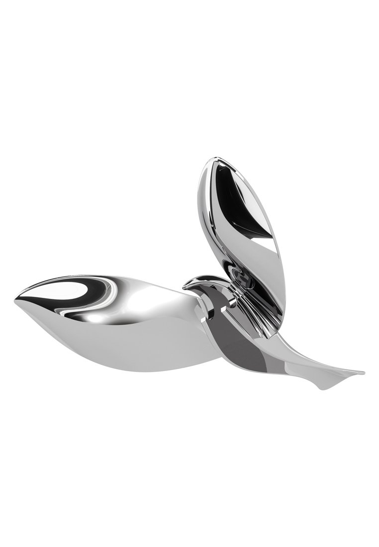 Verchromtes Metallobjekt mit einem blattartigen Design, das sanfte Kurven und reflektierende Oberflächen aufweist, die an einem zentralen Scharnier verbunden sind.