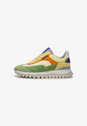 Sneaker multicolore con tomaia in suede e tessuto nei colori verde, giallo, arancione e viola. Suola intermedia spessa di colore bianco con suola esterna grigia testurizzata.