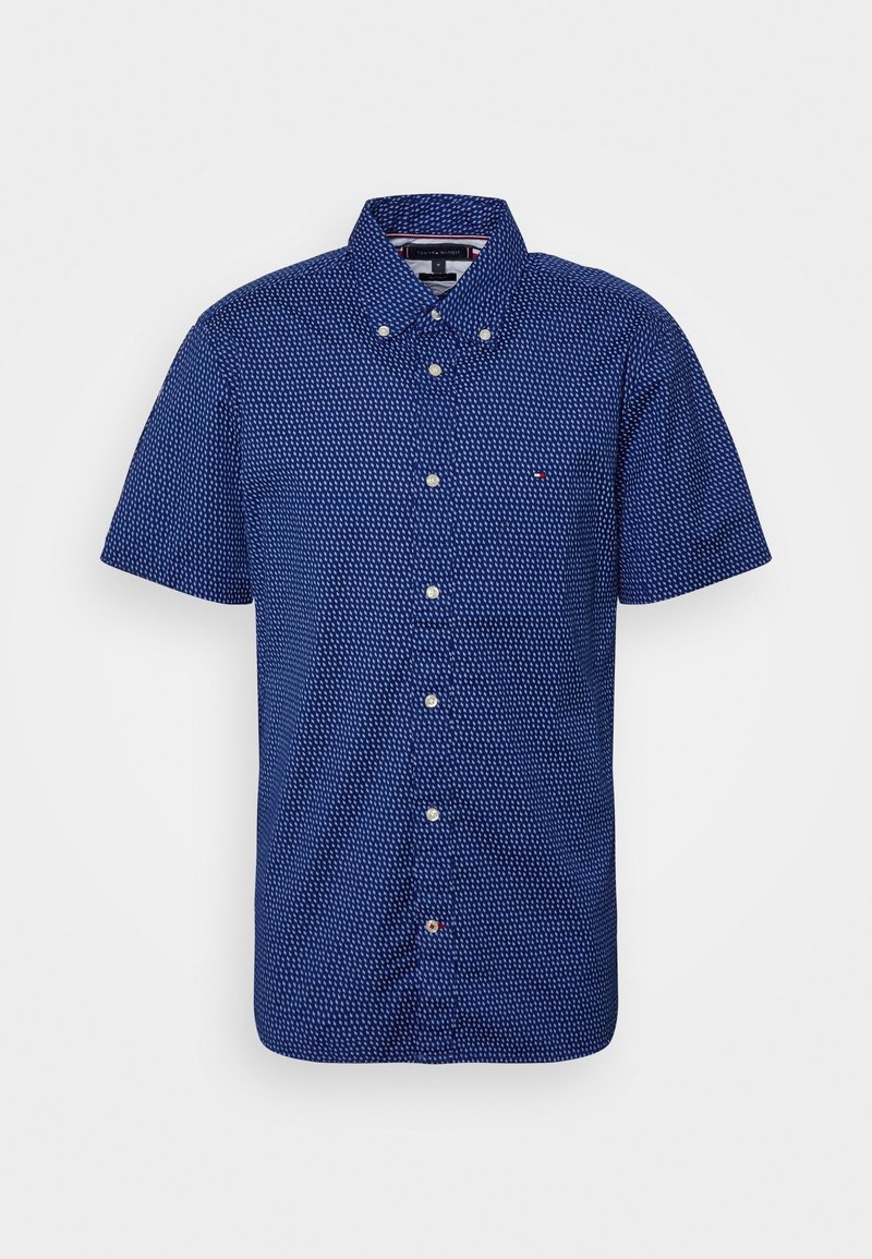 Blaues Hemd mit kurzen Ärmeln und Knöpfen, mit einem weißen abstrakten Muster, aus Stoff mit glatter Struktur. Verfügt über eine Tasche und einen Kragen.