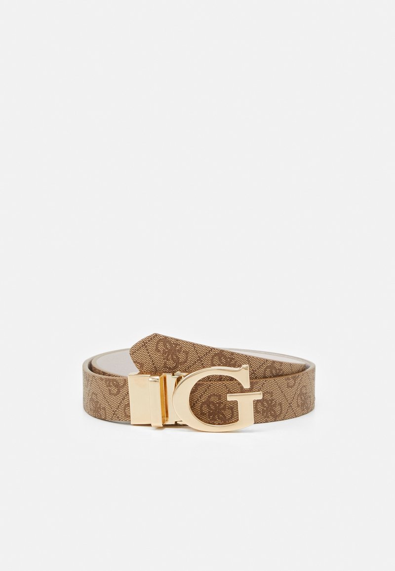 Ceinture en cuir marron à motif avec boucle dorée en forme de la lettre « G » sur fond blanc.