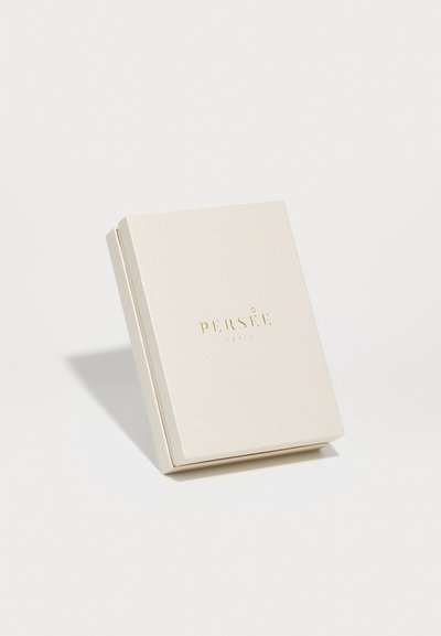 Απαλό μπεζ ορθογώνιο κουτί με γυαλιστερή υφή. Το "PERSEE PARIS" είναι αποτυπωμένο σε χρυσό στο μπροστινό μέρος, υποδεικνύοντας τη μόδα.