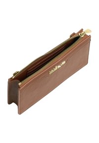 Cartera marrón de piel con cremallera de tono dorado y logo, con ranuras para tarjetas y un compartimento estrecho para efectivo o recibos.